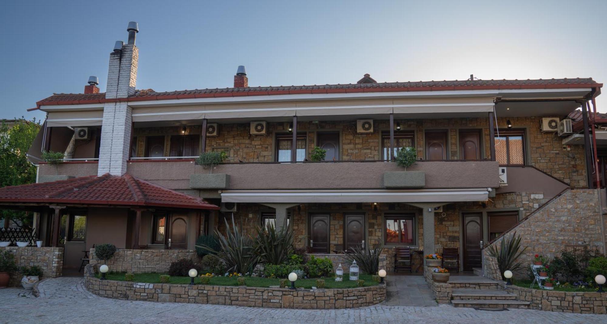 Kallinikos Guesthouse Káto Loutrákion Exterior foto